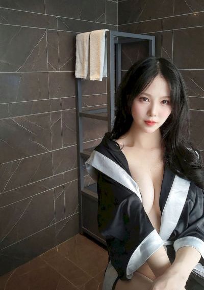 亚洲天堂系列_十万网红美女美酱